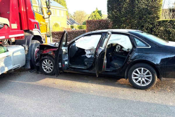 Audi rijdt met volle snelheid tegen stilstaande vrachtwagen Foto: Studio Rheden