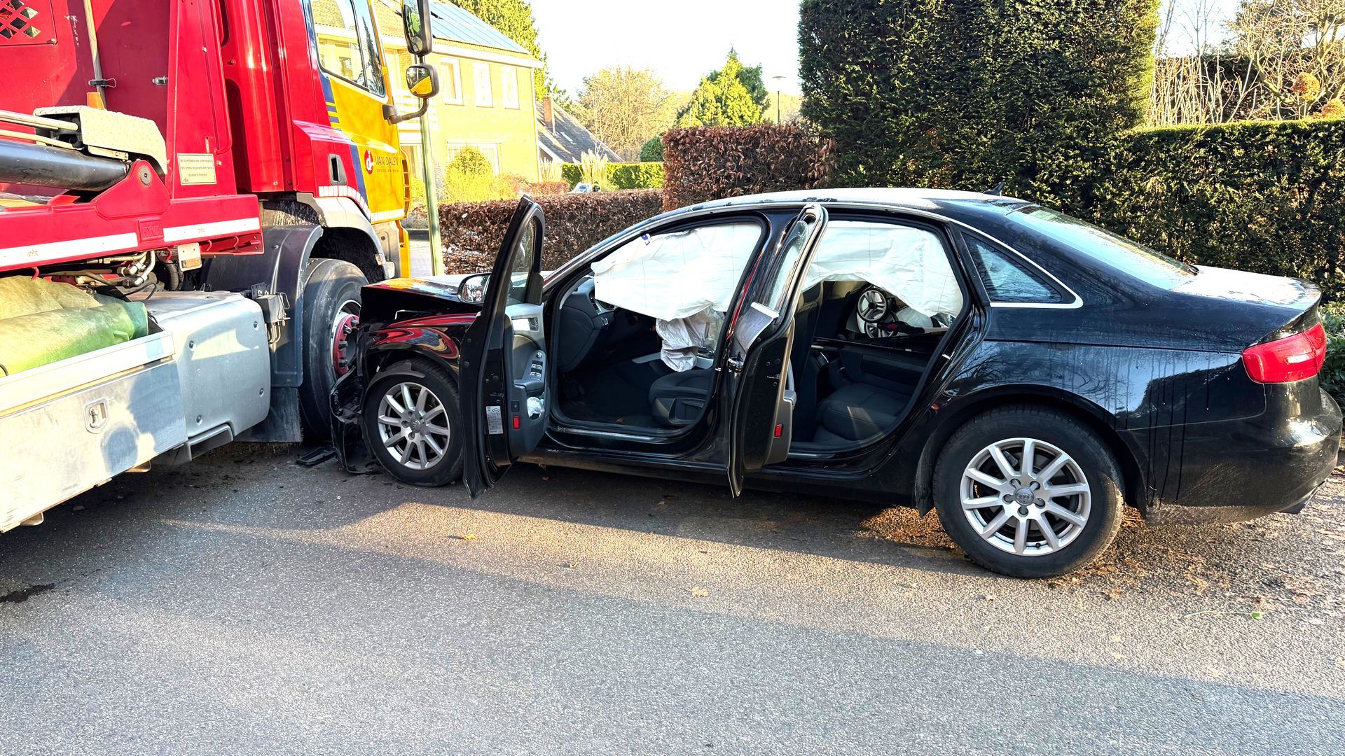 Audi rijdt met volle snelheid tegen stilstaande vrachtwagen