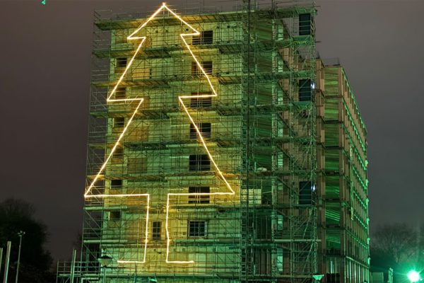 Grootste kerstboom van de regio staat gewoon in Velp-Zuid Foto: Martin Slijper