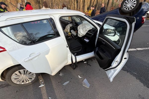 Auto slaat over de kop na harde klap in Rozendaal Foto: Martin Slijper