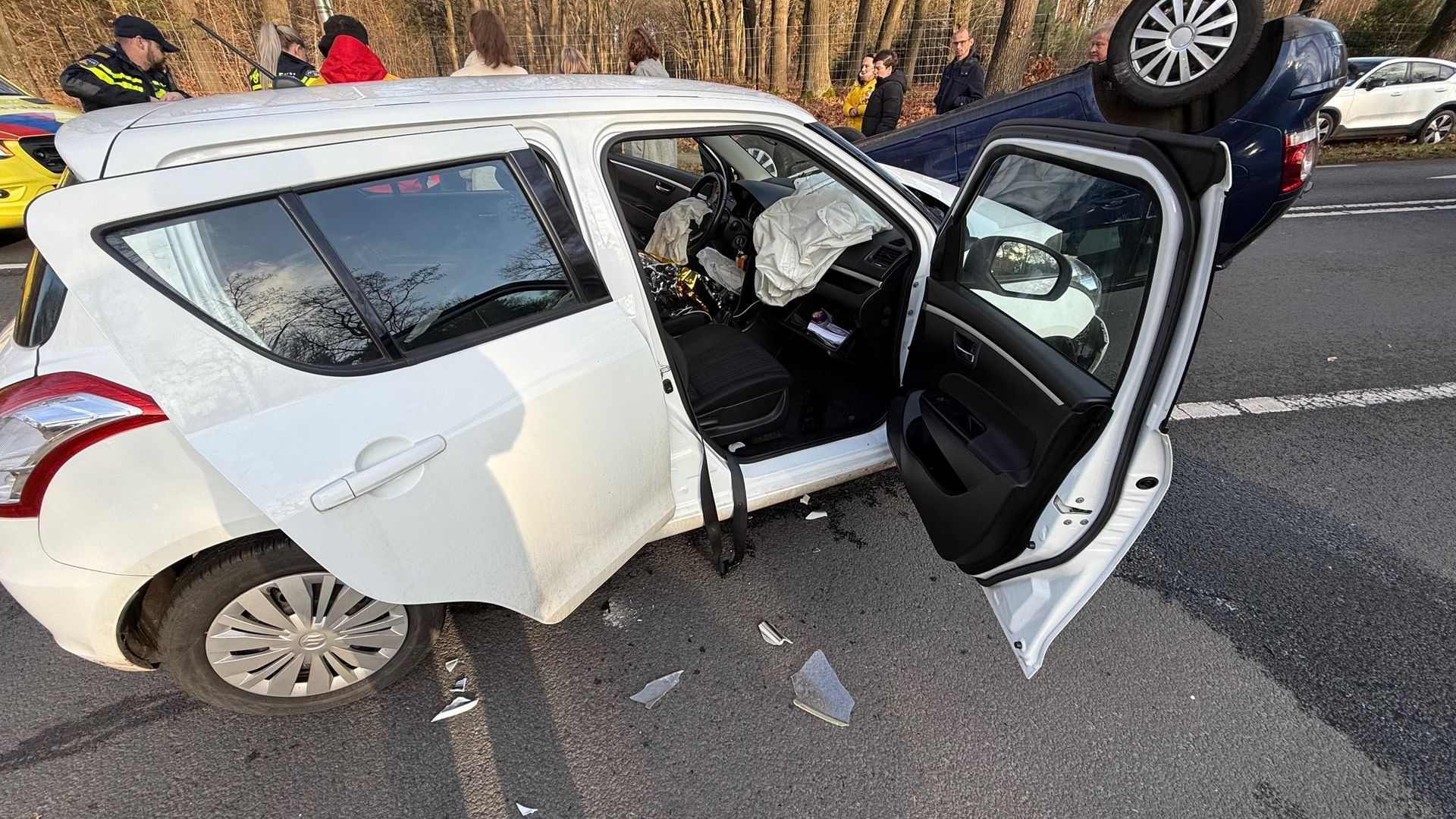 Auto slaat over de kop na harde klap in Rozendaal