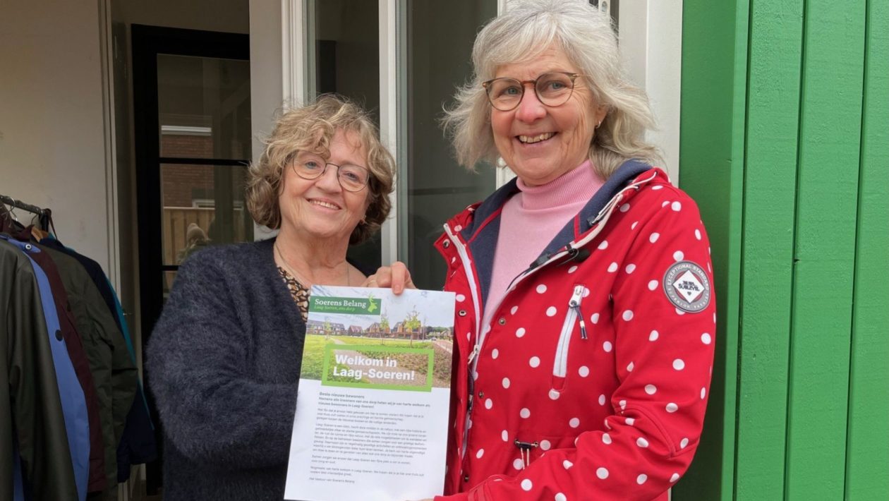 Bewoner Ina wordt welkom geheten door Marita Foto: Omroep Gelderland