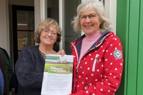 Bewoner Ina wordt welkom geheten door Marita Foto: Omroep Gelderland