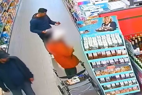 Tassenrollerij van hoogbejaarde dame in supermarkt Foto: Still YouTube Politie