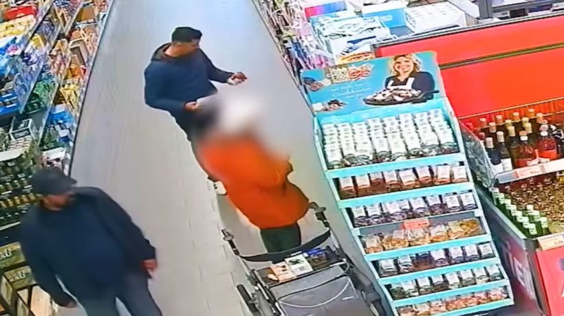 Tassenrollerij van hoogbejaarde dame in supermarkt Foto: Still YouTube Politie
