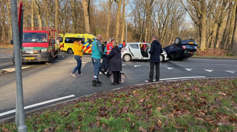 Auto slaat over de kop na harde klap in Rozendaal Foto: Martin Slijper