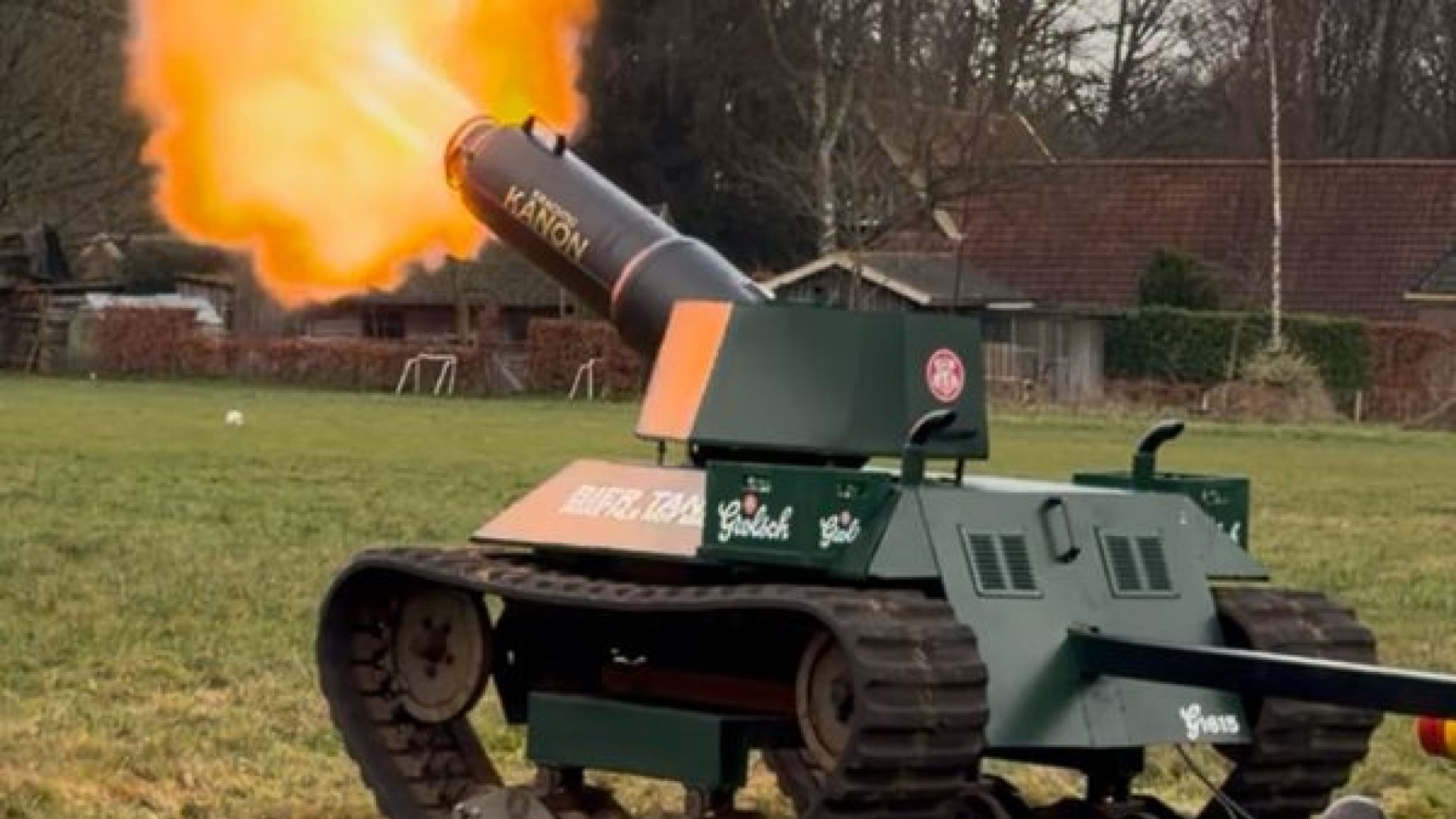 Grolsch kanon trekt veel bekijks bij traditioneel carbidschieten naast Kasteel Middachten