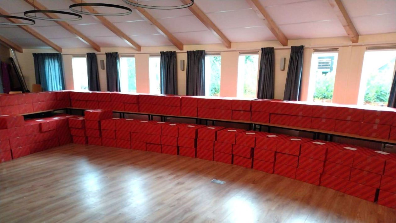 Opnieuw 425 huishoudens krijgen kerstpakket via Stichting Strak Foto: Stichting Strak