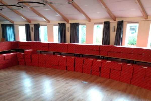 Opnieuw 425 huishoudens krijgen kerstpakket via Stichting Strak Foto: Stichting Strak