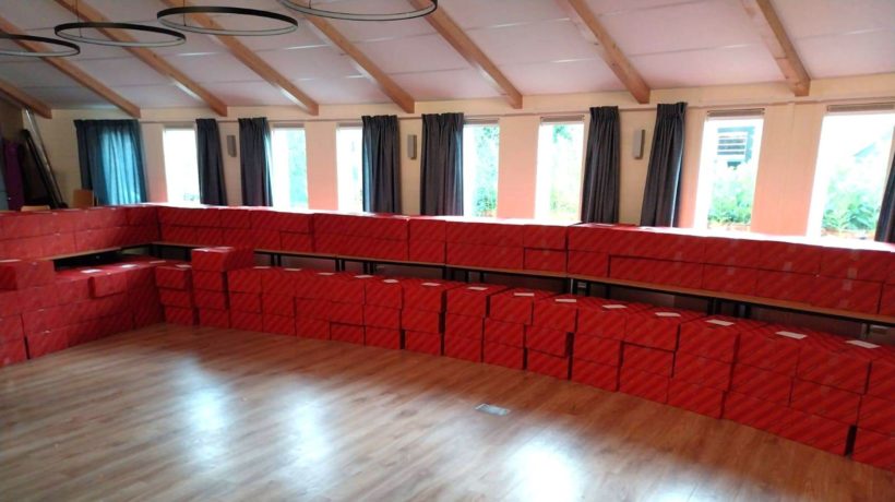 Opnieuw 425 huishoudens krijgen kerstpakket via Stichting Strak Foto: Stichting Strak