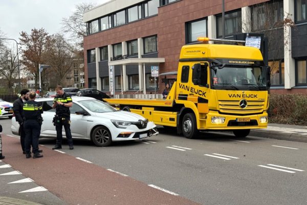 Twee auto’s total loss na klapper in Velp Foto: Martin Slijper