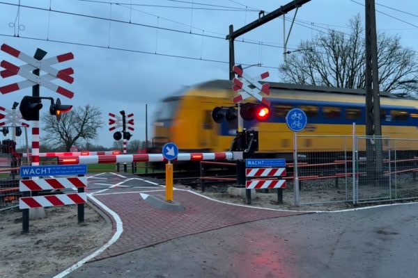 Overweg Lentsesteeg in Worth-Rheden weer open Foto: Martin Slijper