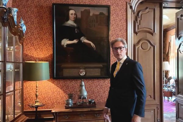 Ridder Bas bij het portret van Johanna van Arnhem Foto: Omroep Gelderland