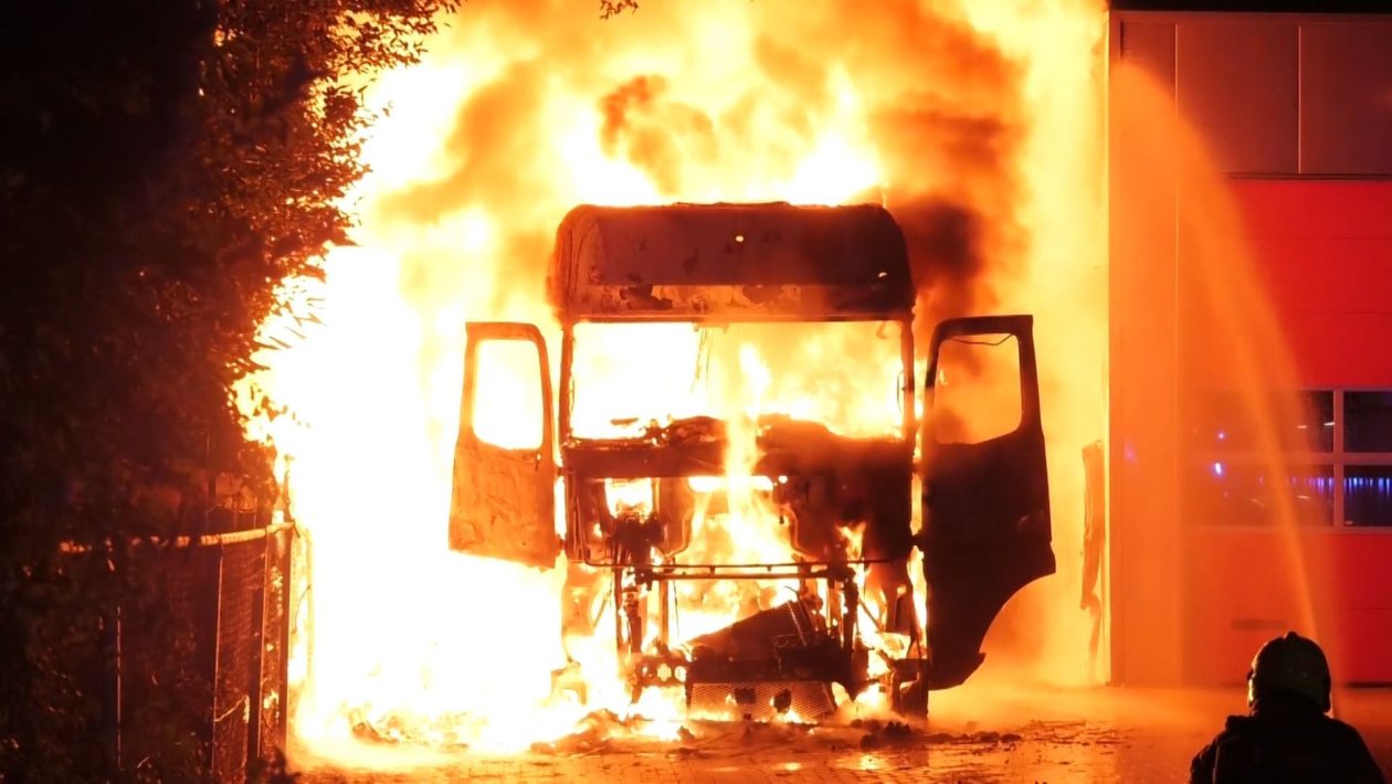 De brandende vrachtwagen in Doesburg Foto: Omroep Gelderland