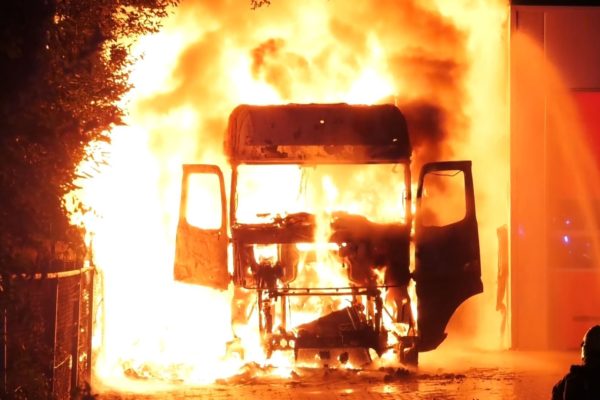 De brandende vrachtwagen in Doesburg Foto: Omroep Gelderland