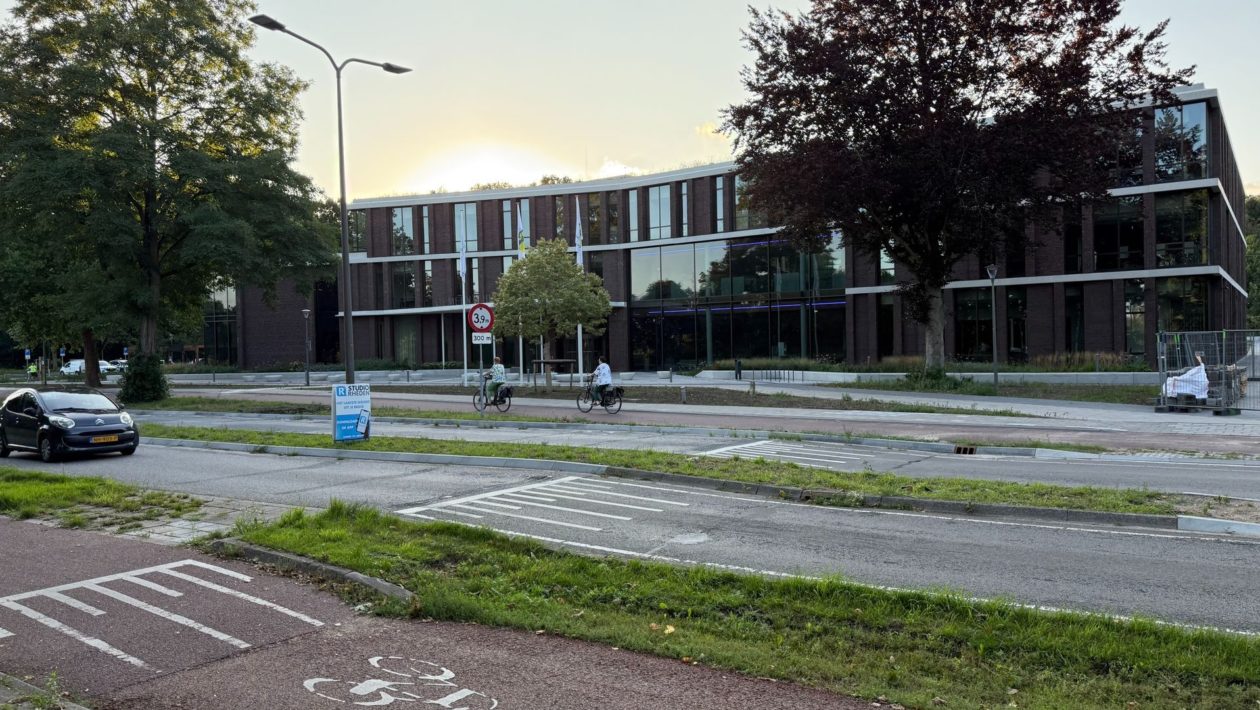 Gemeentehuis in De Steeg Foto: Martin Slijper