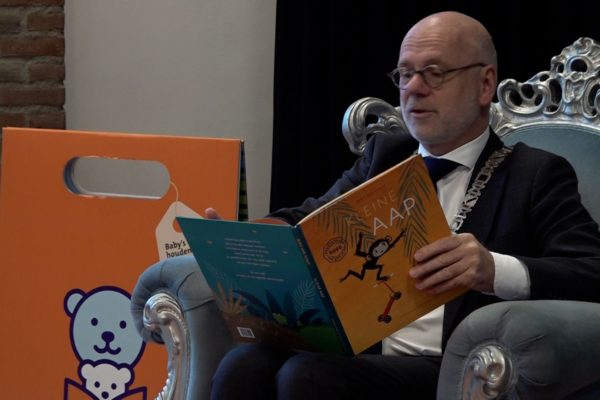 Burgemeester Carol van Eert leest voor. Foto: Omroep Gelderland