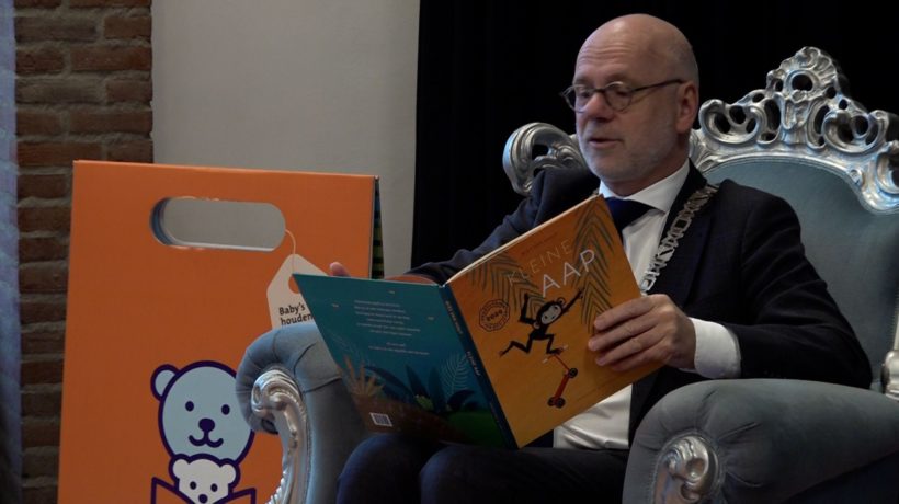 Burgemeester Carol van Eert leest voor. Foto: Omroep Gelderland