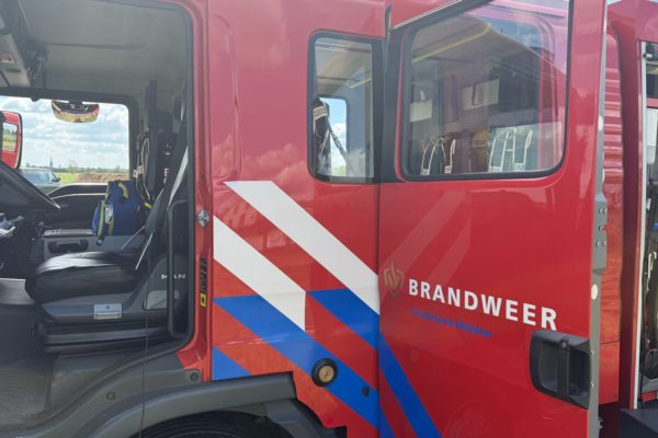 Stoelen vliegen in brand na vuurwerk op balkon in flat Foto: Martin Slijper