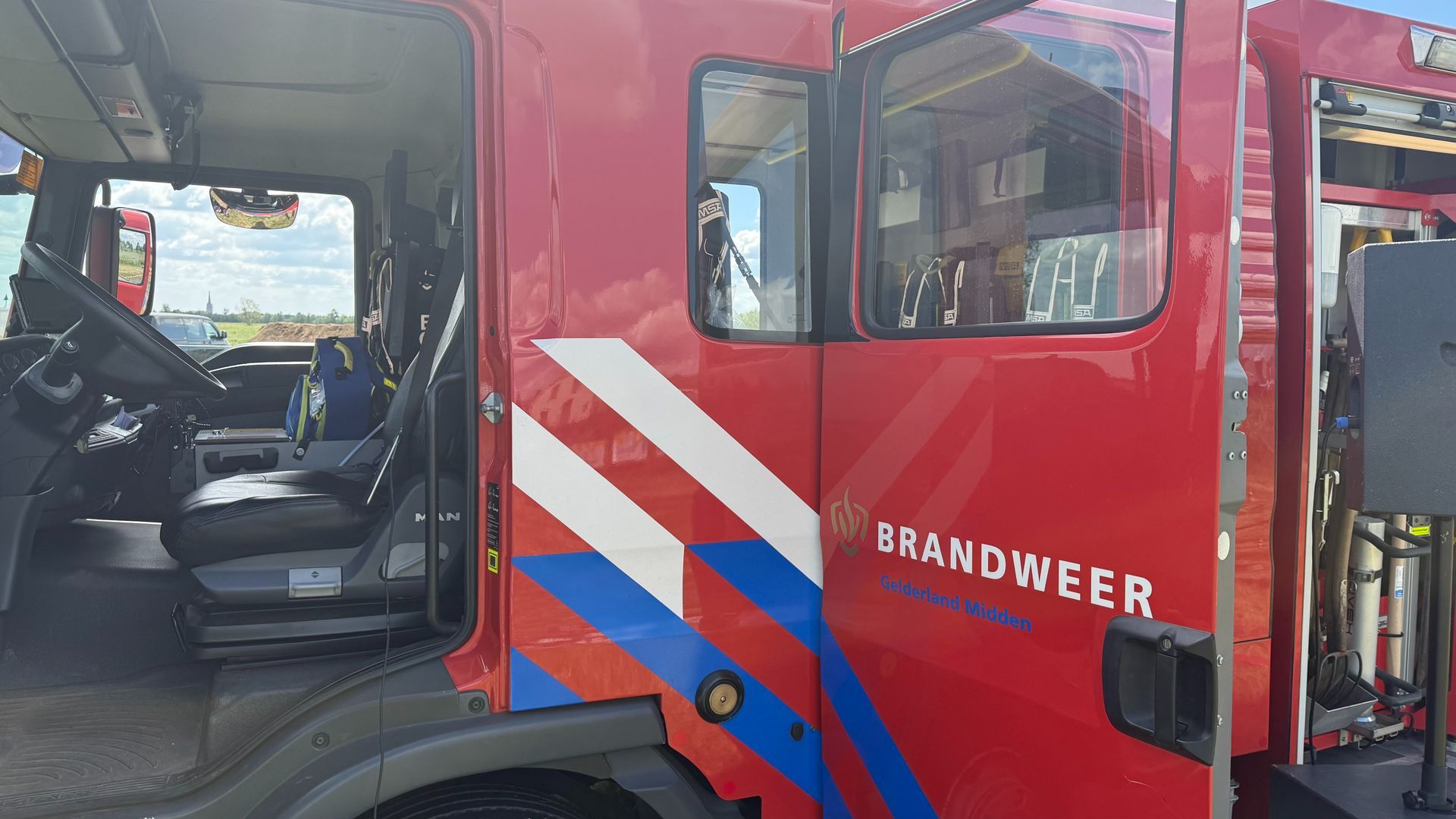 Stoelen vliegen in brand na vuurwerk op balkon in flat