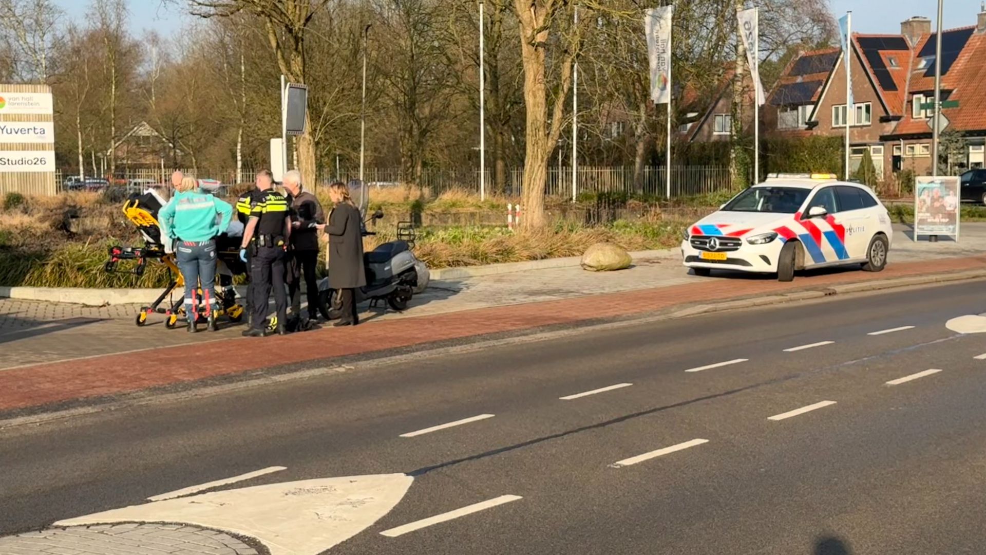 Meisje valt hard na aanrijding met scooter en moet naar ziekenhuis [Update]
