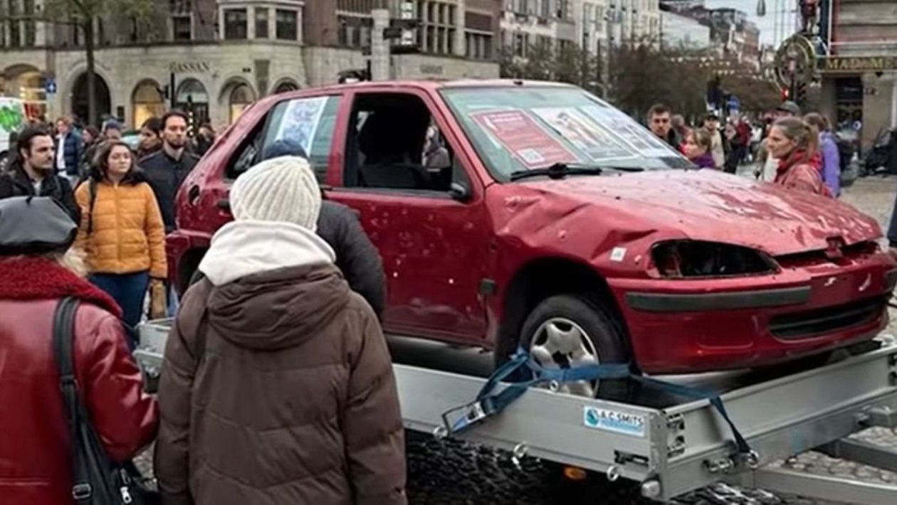 Replica dodenauto van Hind te zien in Dieren Foto: Still YouTube RTV Utrecht