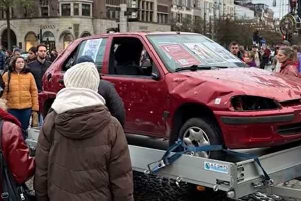 Replica dodenauto van Hind te zien in Dieren Foto: Still YouTube RTV Utrecht