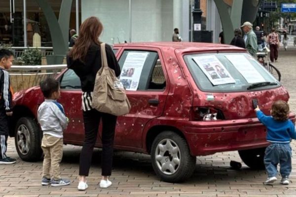 Replica dodenauto van Hind te zien in Dieren Foto: Boris Minnaert