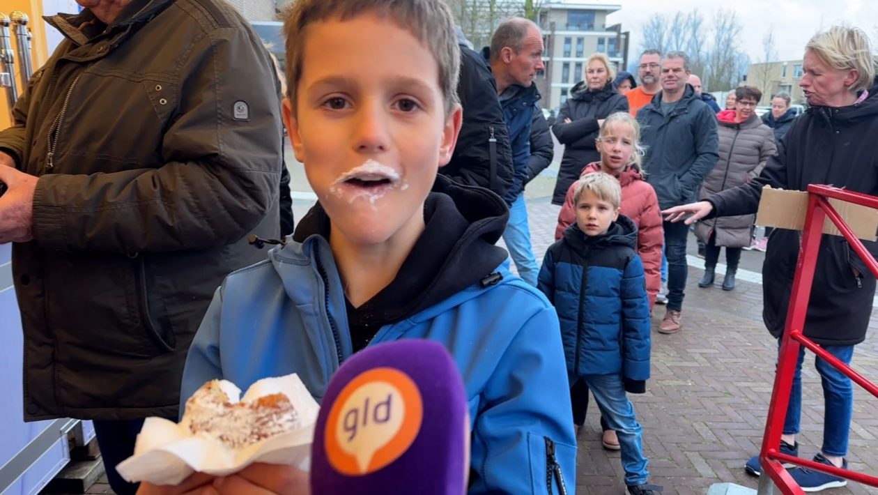 Deze jongen kan niet wachten met zijn oliebol Foto: Omroep Gelderland