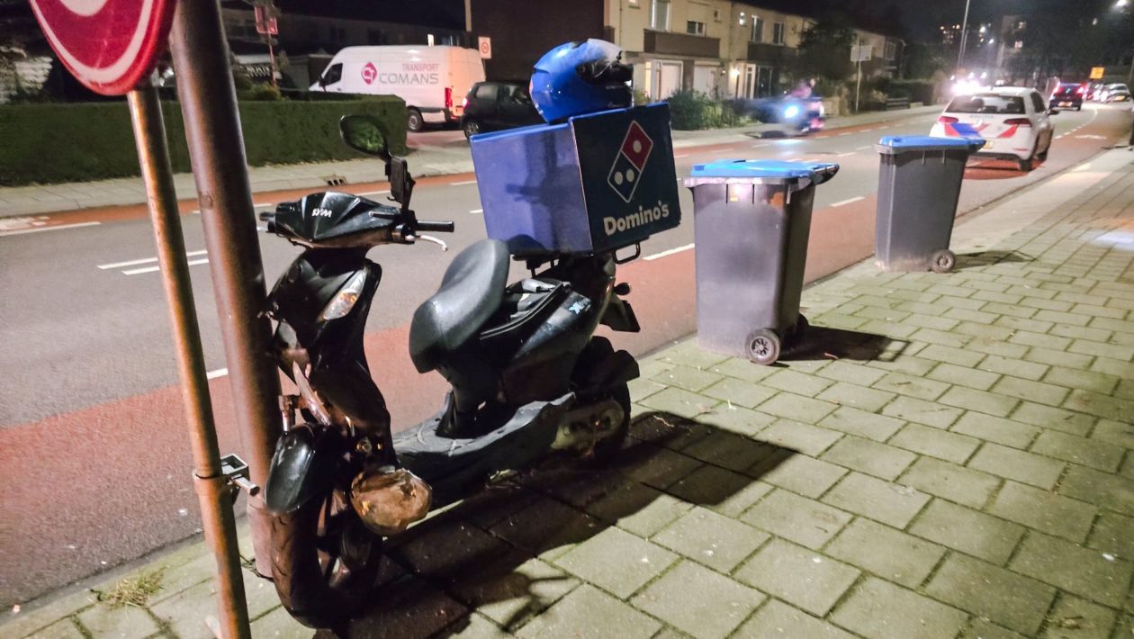 Pizzabezorger knalt op auto Foto: Persbureau Heitink