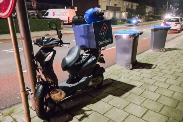 Pizzabezorger knalt op auto Foto: Persbureau Heitink