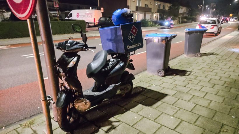 Pizzabezorger knalt op auto Foto: Persbureau Heitink