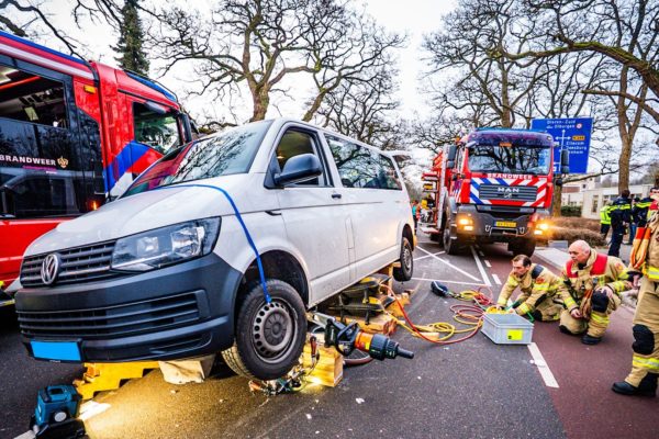 Kind zwaargewond na aanrijding met taxibusje in Dieren Foto: Persbureau Heitink