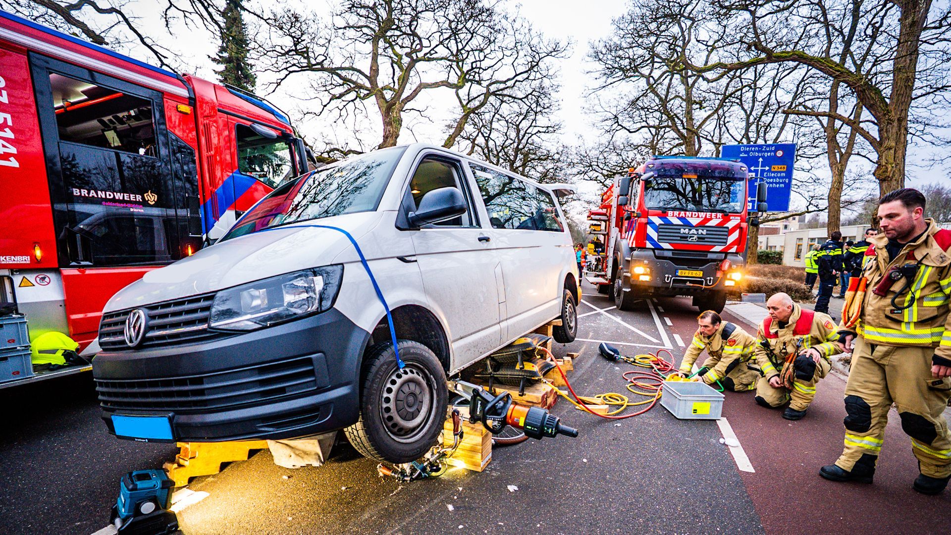 Kind zwaargewond na aanrijding met taxibusje in Dieren - Streeknieuws