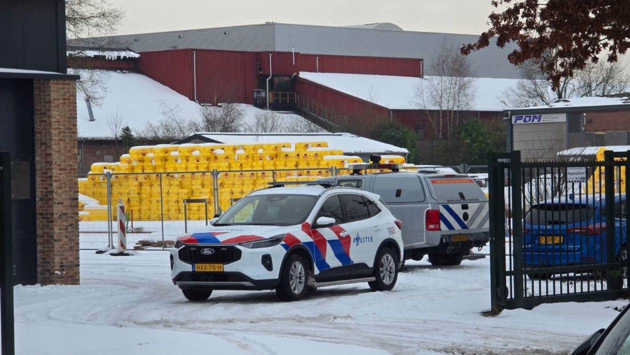 EOD blaast oorlogsmunitie op aan Edyweg in Spankeren Foto: Studio Rheden