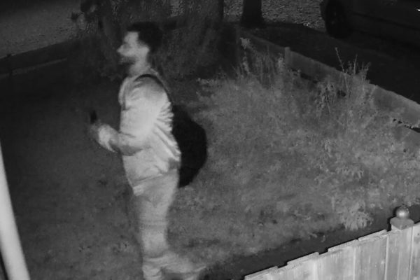 Man ramt zomaar een voordeur in Velp kapot Foto: Omroep Gelderland
