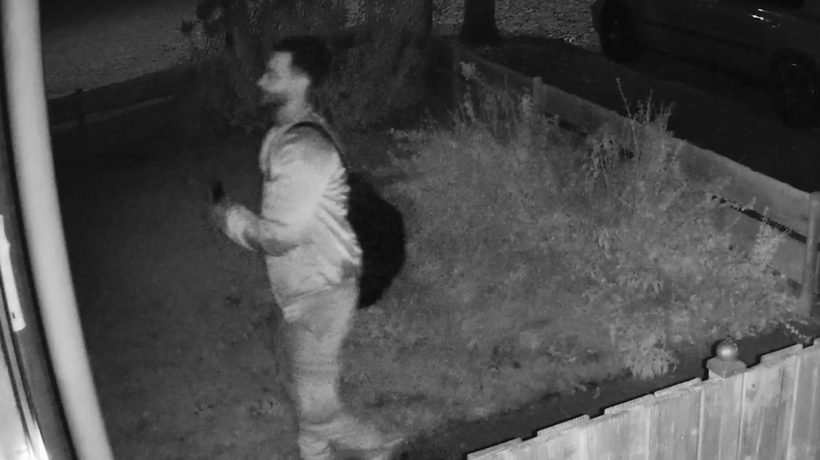 Man ramt zomaar een voordeur in Velp kapot Foto: Omroep Gelderland