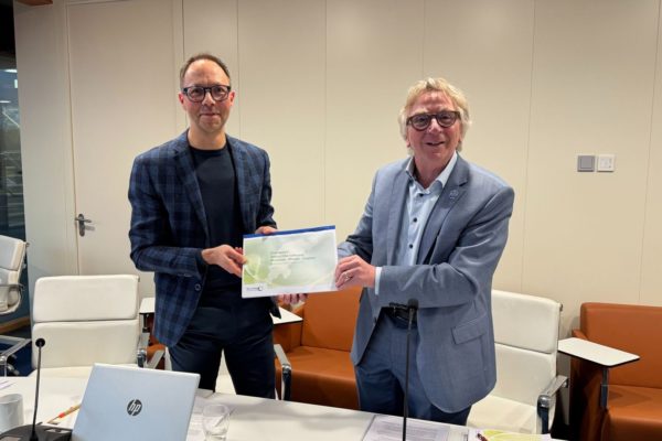 Het onderzoeksrapport wordt gepresenteerd Foto: Omroep Gelderland