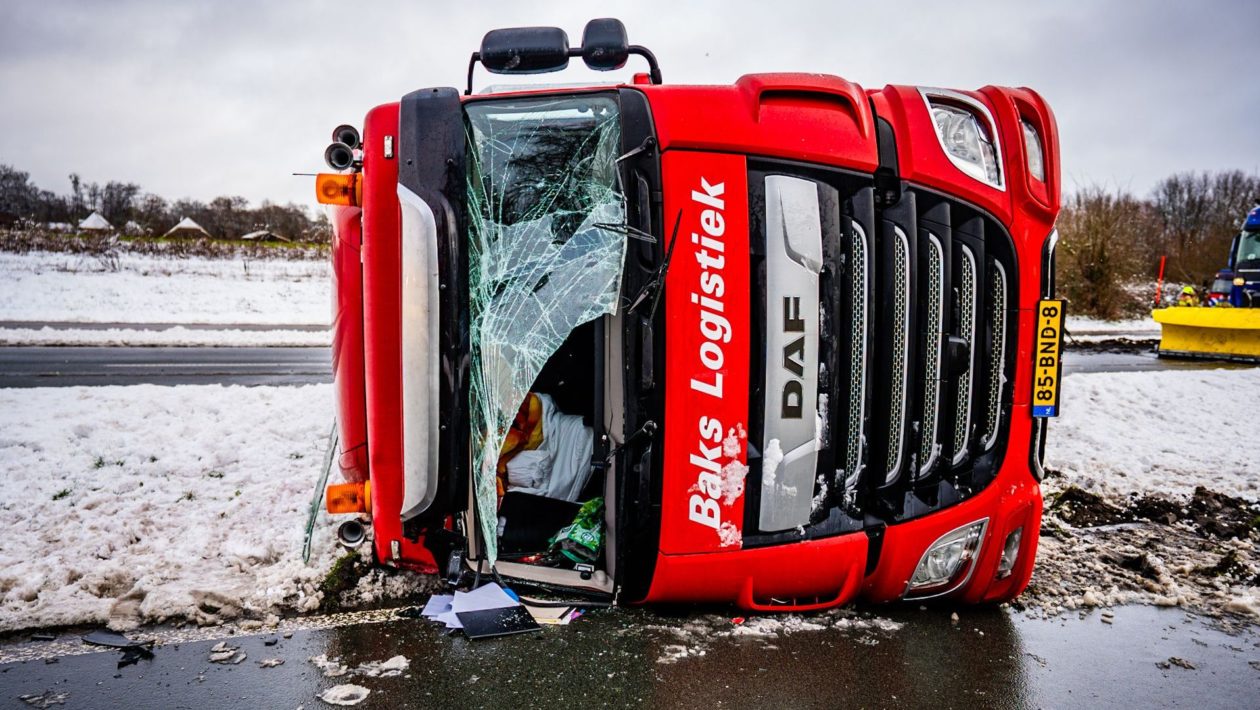 Tankwagen vol room slaat om op N348: vader en zoon ontsnappen door voorruit Foto: Persbureau Heitink