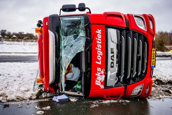 Tankwagen vol room slaat om op N348: vader en zoon ontsnappen door voorruit Foto: Persbureau Heitink
