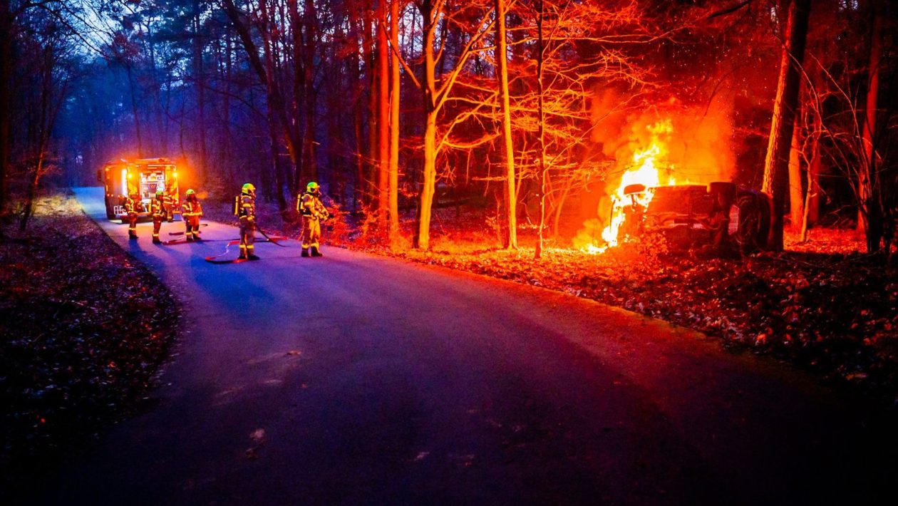 Auto vliegt uit de bocht en brandt uit bij de Posbank Foto: Persbureau Heitink
