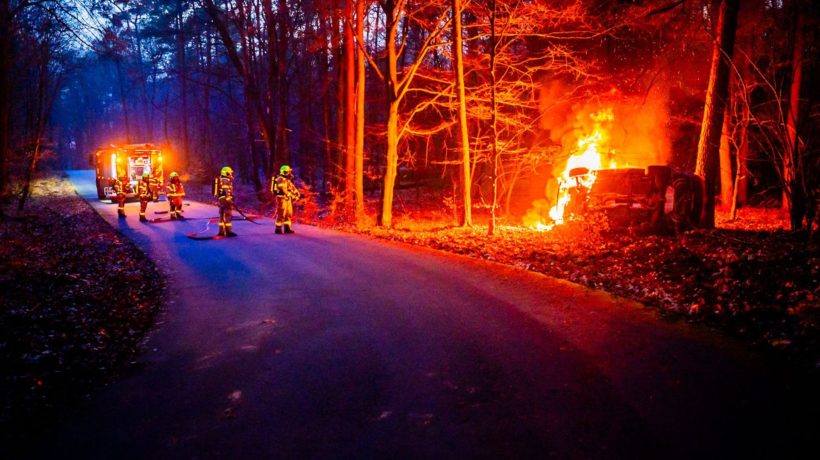 Auto vliegt uit de bocht en brandt uit bij de Posbank Foto: Persbureau Heitink