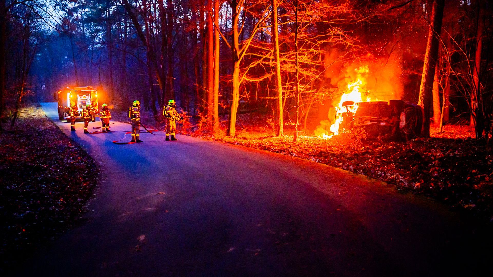 Auto vliegt uit de bocht en brandt uit bij de Posbank