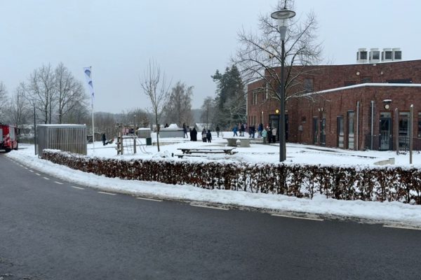 Brandweer bevrijdt leerling uit hardnekkige schoolstoel Foto: Studio Rheden