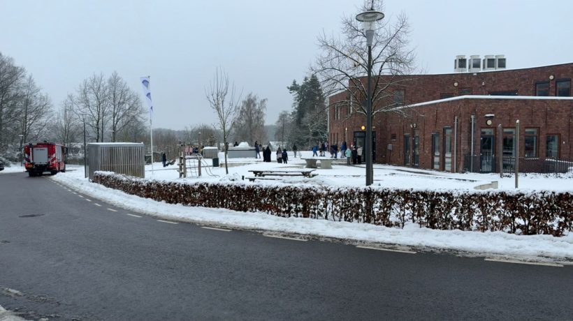 Brandweer bevrijdt leerling uit hardnekkige schoolstoel Foto: Studio Rheden