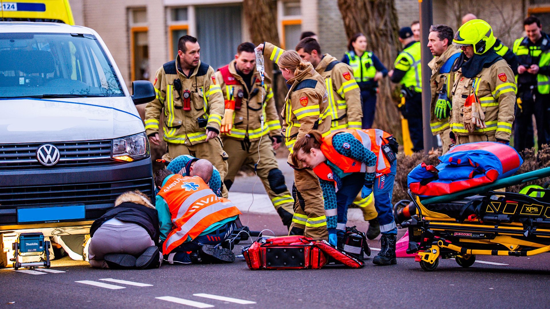 Kind zwaargewond na aanrijding met taxibusje in Dieren