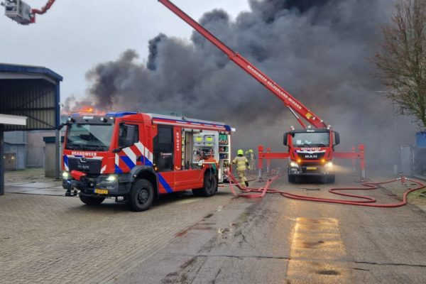 Vlammenzee verwoest bedrijfspand in Spankeren op nieuwjaarsdag Foto: Studio Rheden
