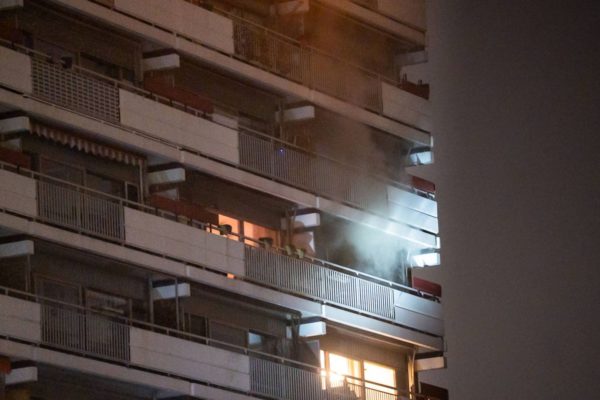De brandweer wist een vrouw uit een brandende flat te bevrijden in Velp Foto: Persbureau Heitink