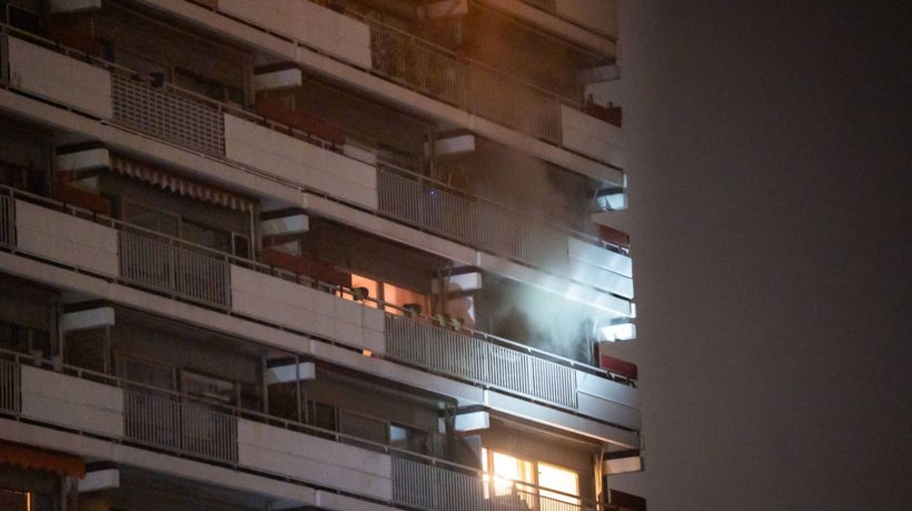 De brandweer wist een vrouw uit een brandende flat te bevrijden in Velp Foto: Persbureau Heitink