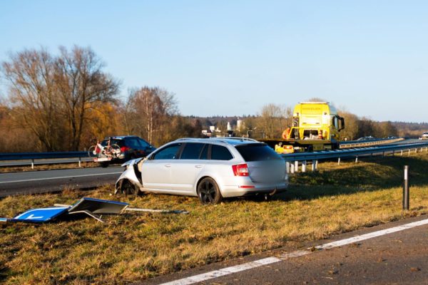 De auto kwam tot stilstand tegen de vangrail. Foto: Persbureau Heitink
